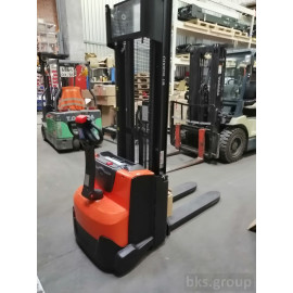 Электрический штабелер Toyota SWE140